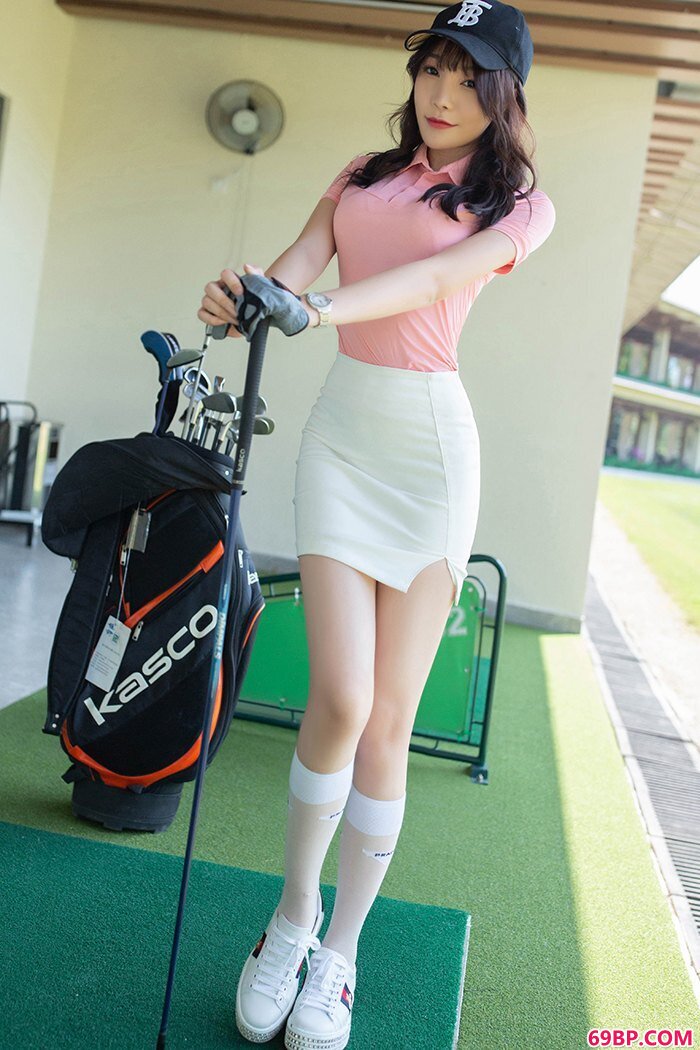 高尔夫女生芝芝包臀短裙甜美性感