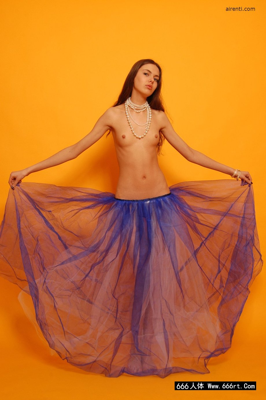 舞蹈美模Alaina橙色背景室拍人体,大胆gg人体摄影