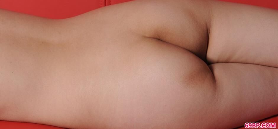 裸模丁一红色沙发上的勾魂美体2
