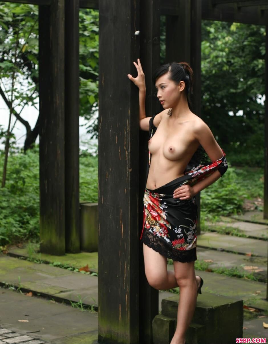 裸模纤纤木板房里的风情美体,西西里日本人体艺术