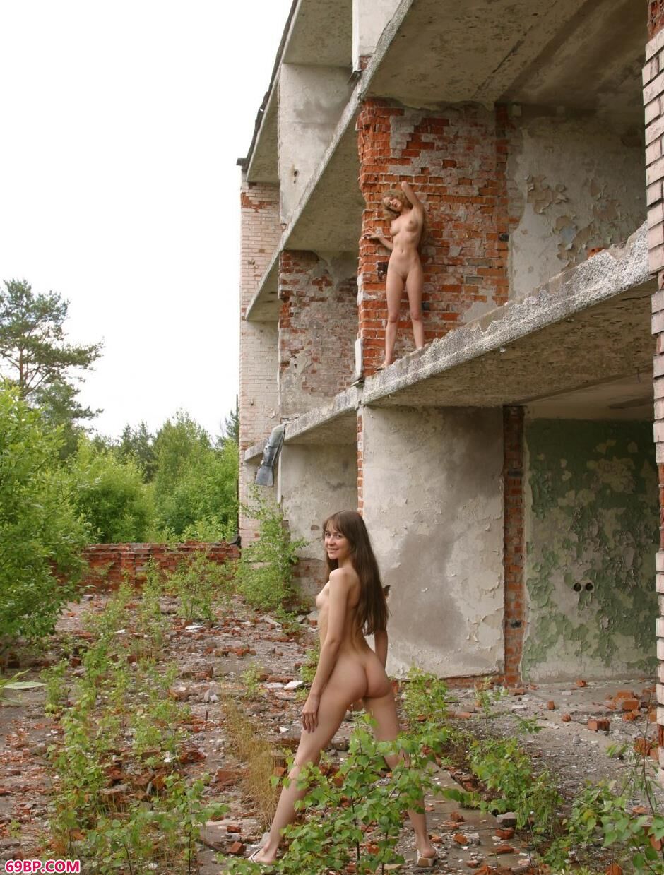 红砖房里的特人体名模Sveta和Olga,苍井空人体艺术阴部写真图片