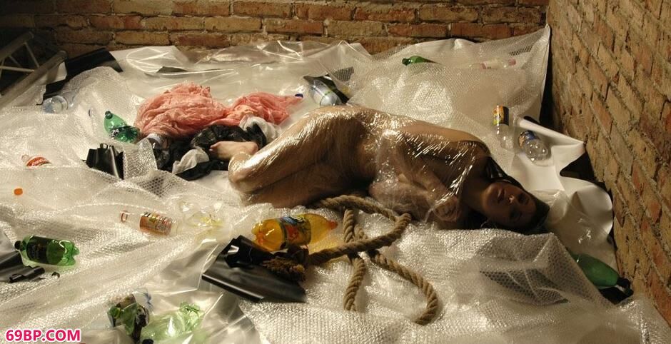 裸模ROXANNE地下室内的保鲜膜人体_外企老外玩中国女员工