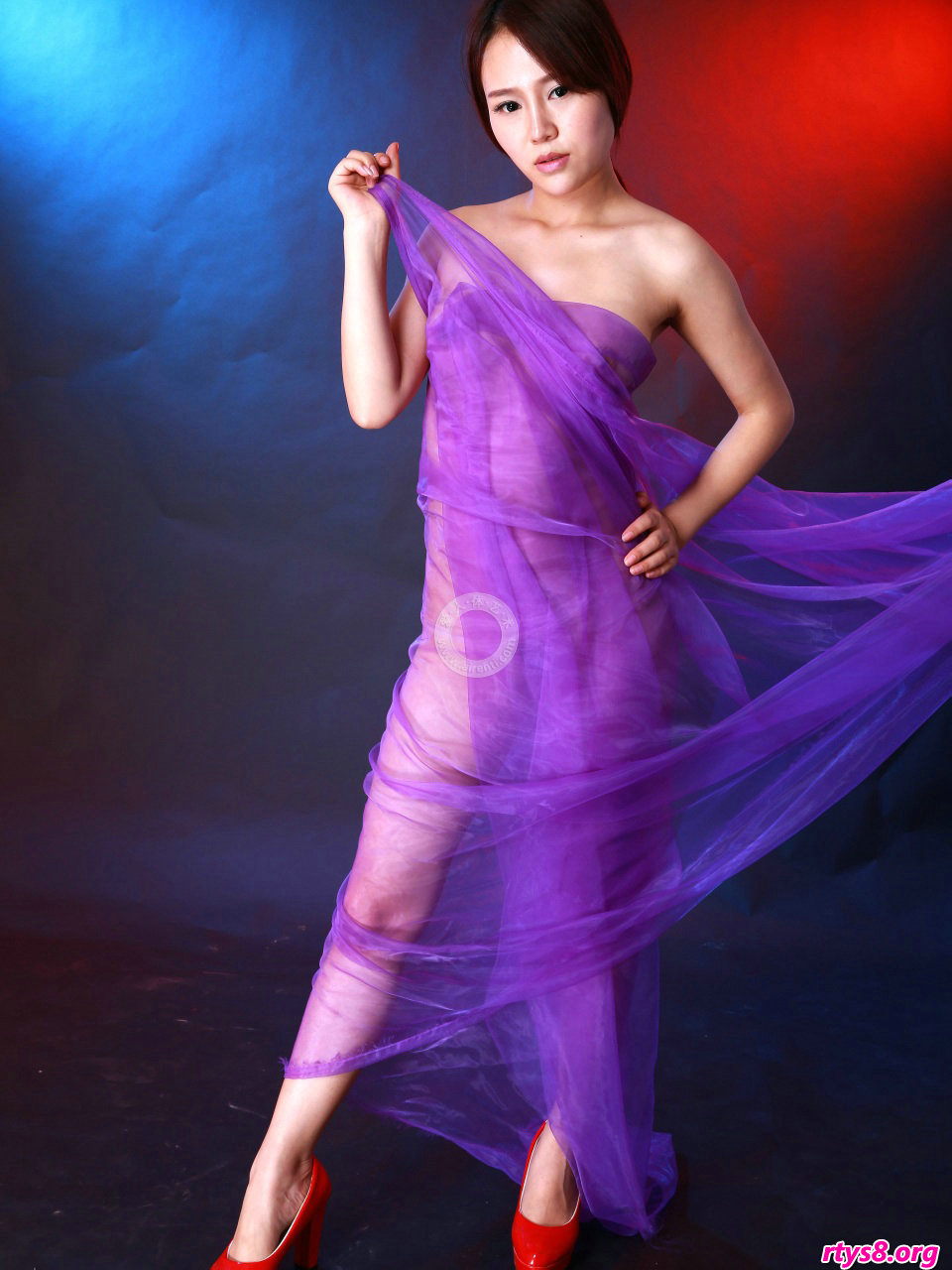 身披紫色丝巾的美模阿熙演绎朦胧美